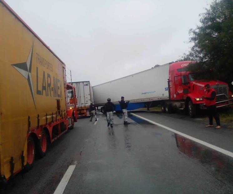 Derrapa y bloquea la Carretera Nacional