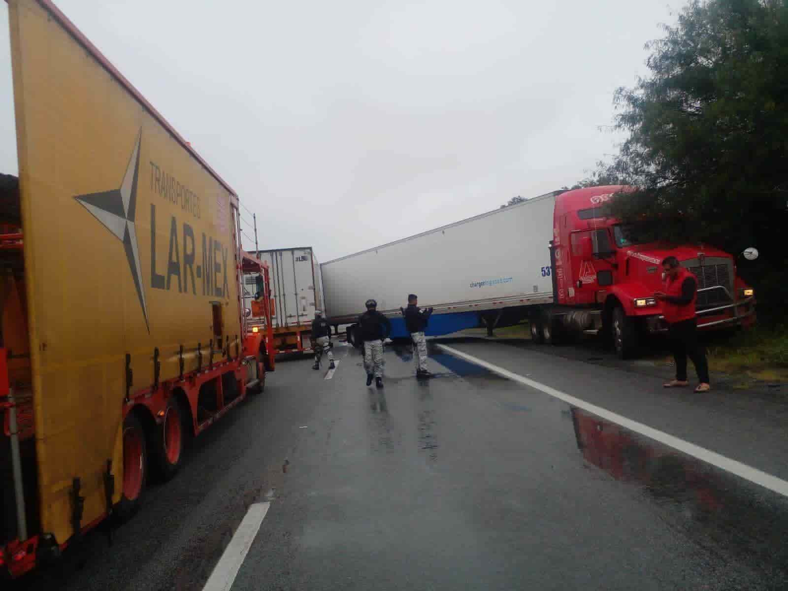 El reporte de presuntos bloqueos en un tramo de la Carretera Nacional, provoco la movilización de las distintas corporaciones policiacas en el municipio de Montemorelos.