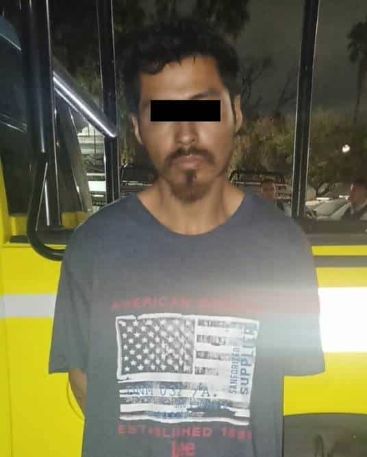 Cuatro hombres fueron detenidos por oficiales de la Policía de Monterrey, cuando presuntamente ingresaron a una bodega para robar cilindros de oxígeno y gas, la madrugada de ayer en el centro de la ciudad.