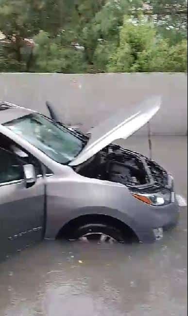 Al intentar cruzar por el vado del Parque Canoas, el cual ya estaba acordonado por elementos de Protección Civil ante la corriente de agua por las lluvias, una camioneta en la que viajaban dos hombres se quedó varada la tarde de ayer al sur de Monterrey.