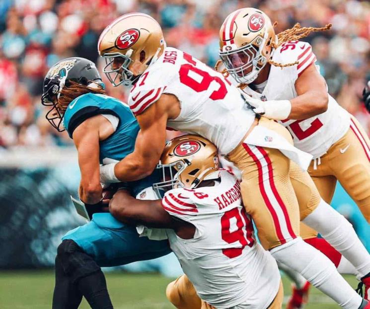 Apalean 49ers a los Jaguares de Jacksonville en Florida