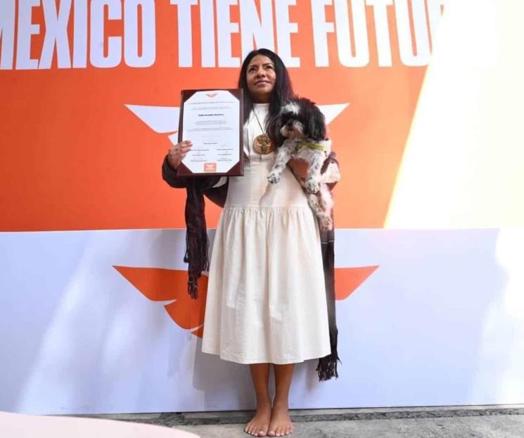 Llega Indira descalza a registrarse