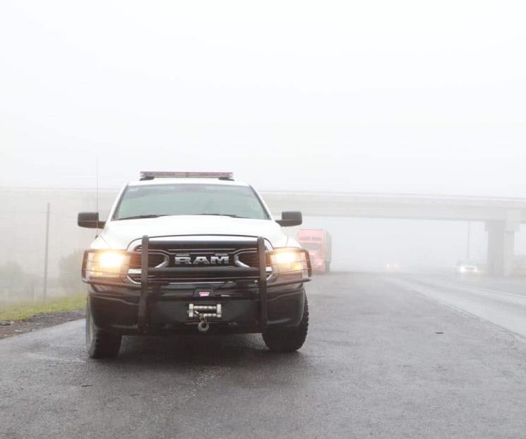 Localizan auto arrastrado por el agua