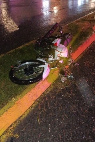 Un motociclista perdió la vida en forma trágica al estrellarse contra una palmera, después de derrapar sobre el pavimento mojado, en el municipio de Cadereyta.