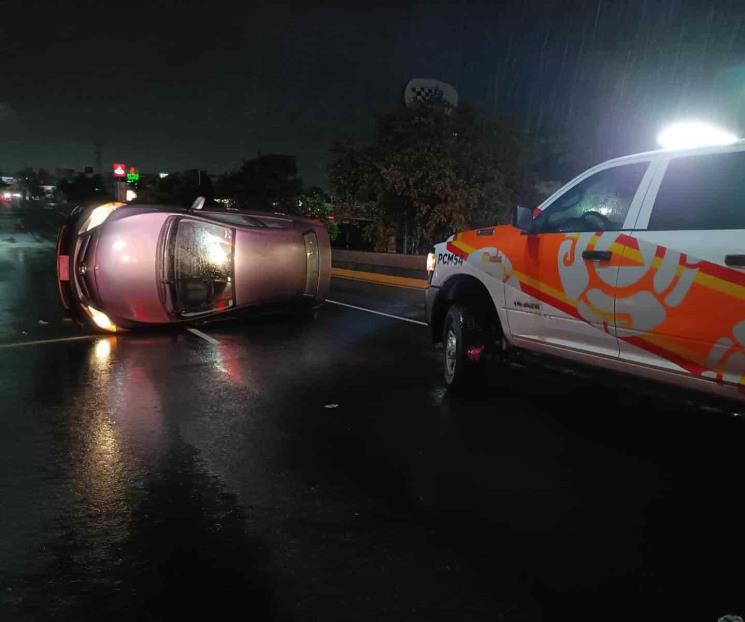 Vuelca su auto en Garza Sada