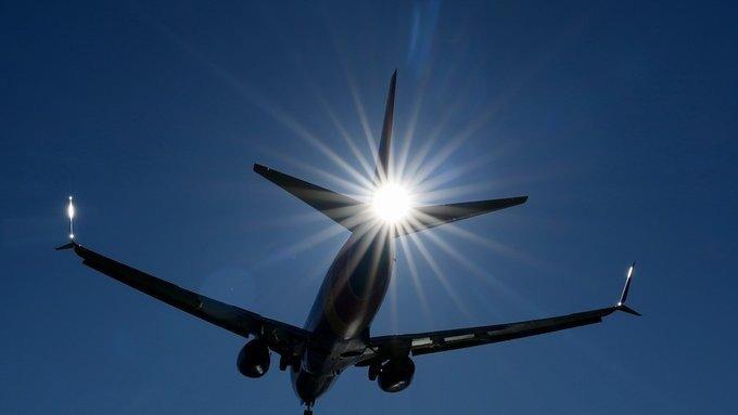 Piloto que intentó apagar motores de avión pensó que estaba muerto