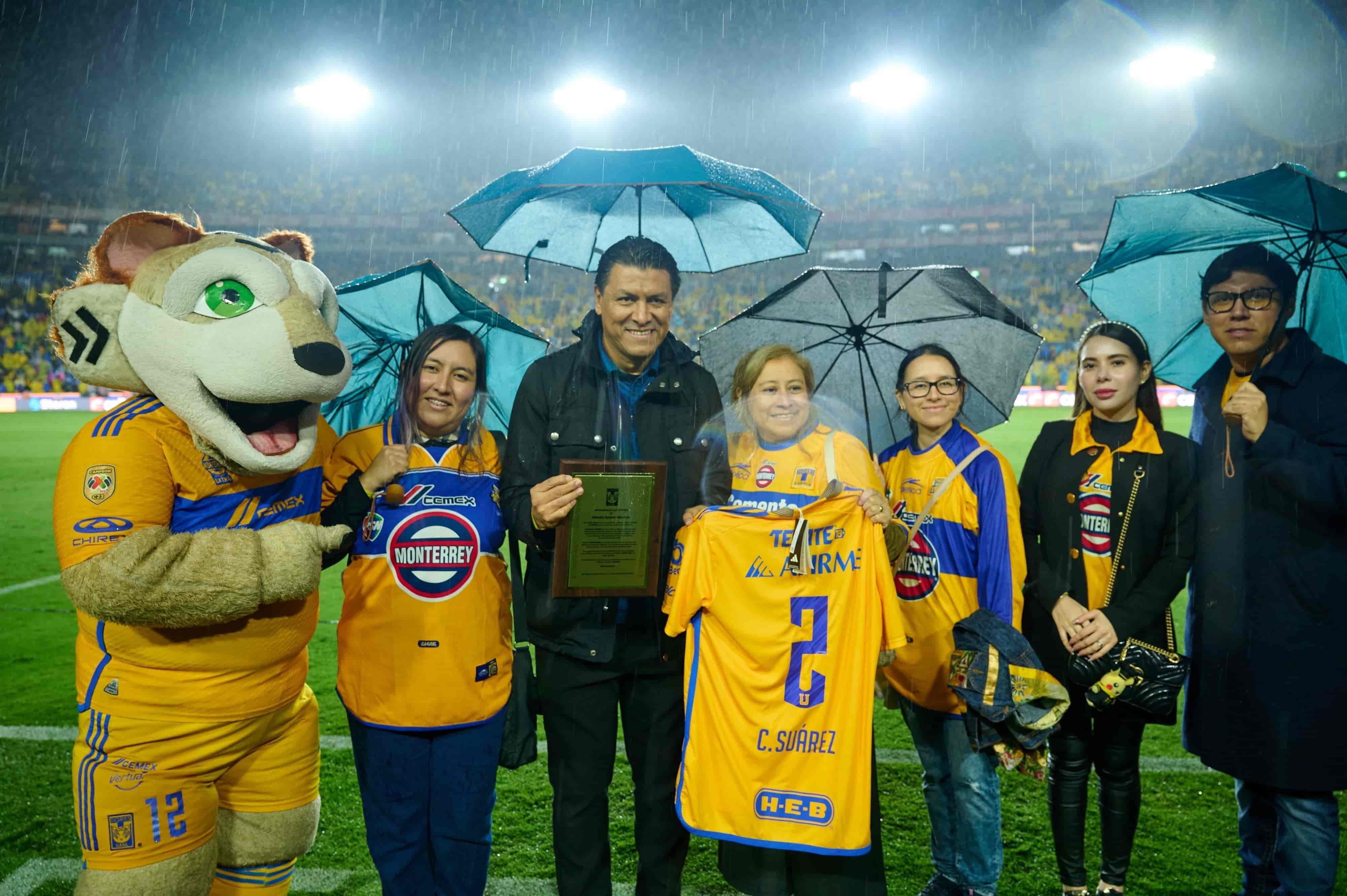Homenaje a Claudio Suárez en el Anillo de Leyendas.
