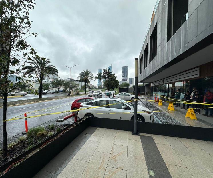 Se desprenden vidrios de edificio de San Pedro y dañan vehículos