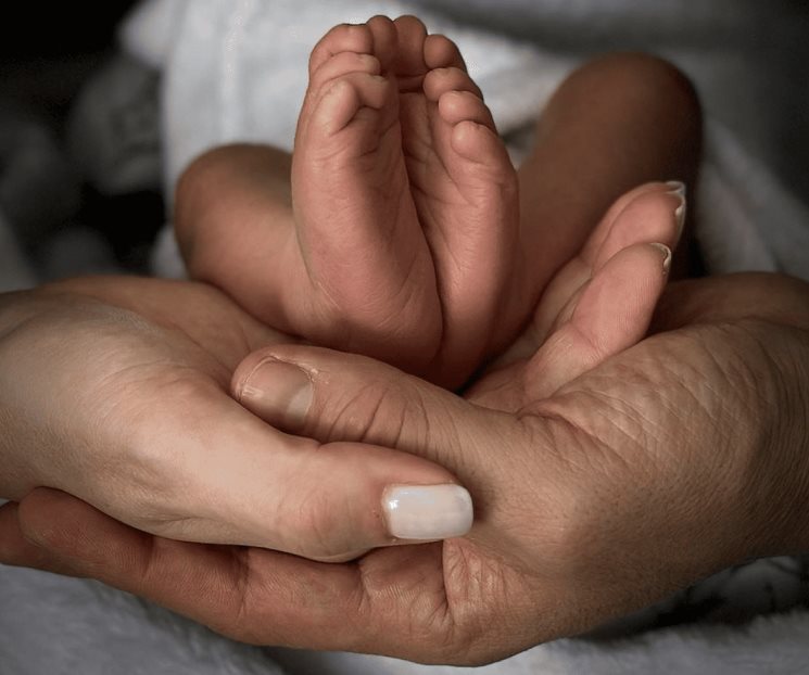 Adrián Uribe y Thuany Martins dan la bienvenida a su segundo hijo