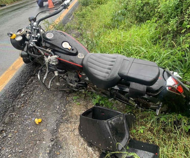 Derrapa en su moto y sale herido