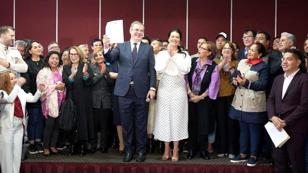 Ebrard se queda en Morena Ebrard se queda en Morena