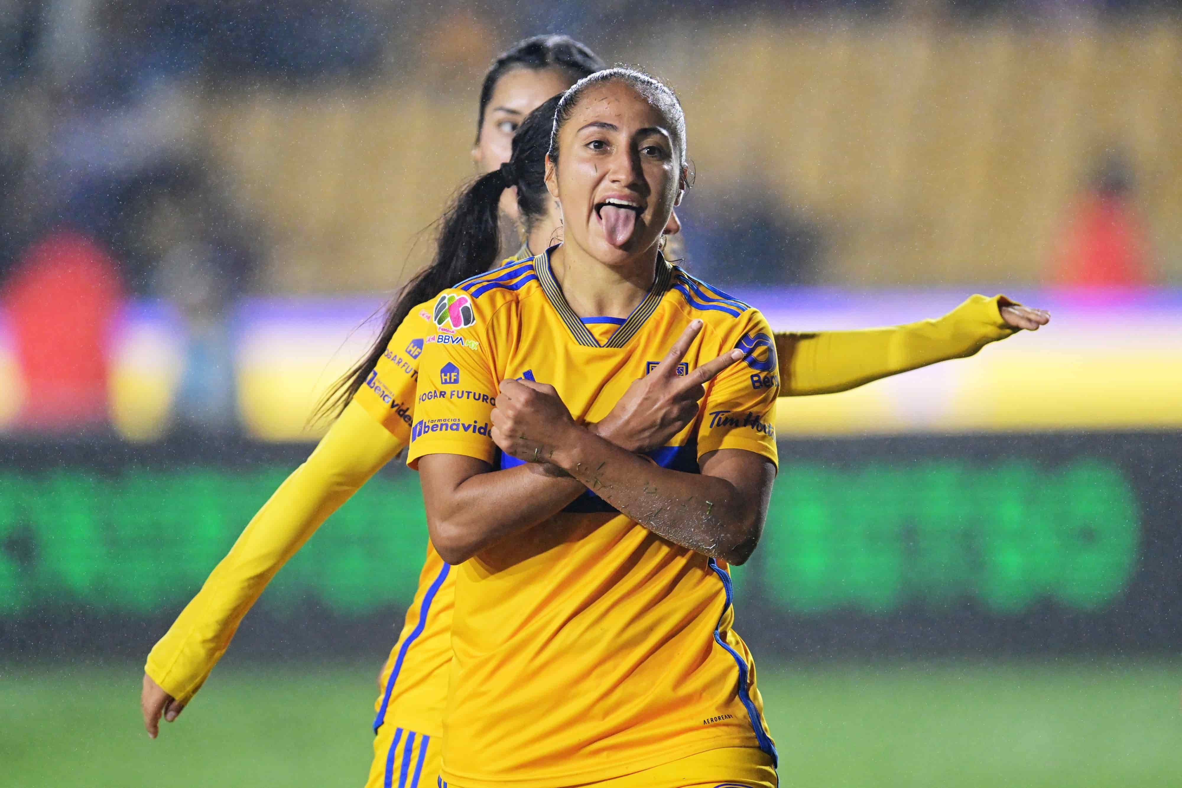 Stephany Mayor anota.