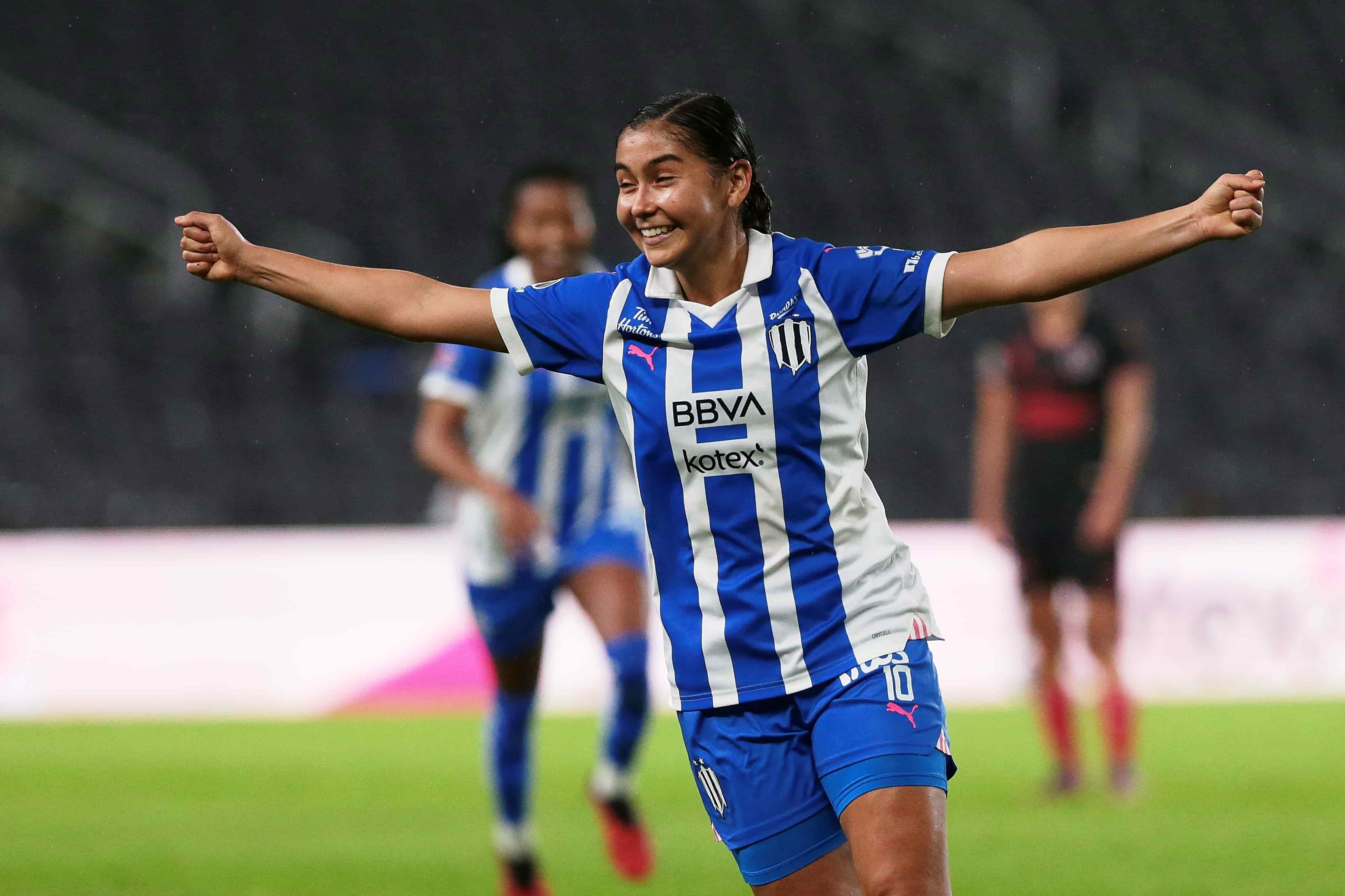 Nicole Pérez anota.