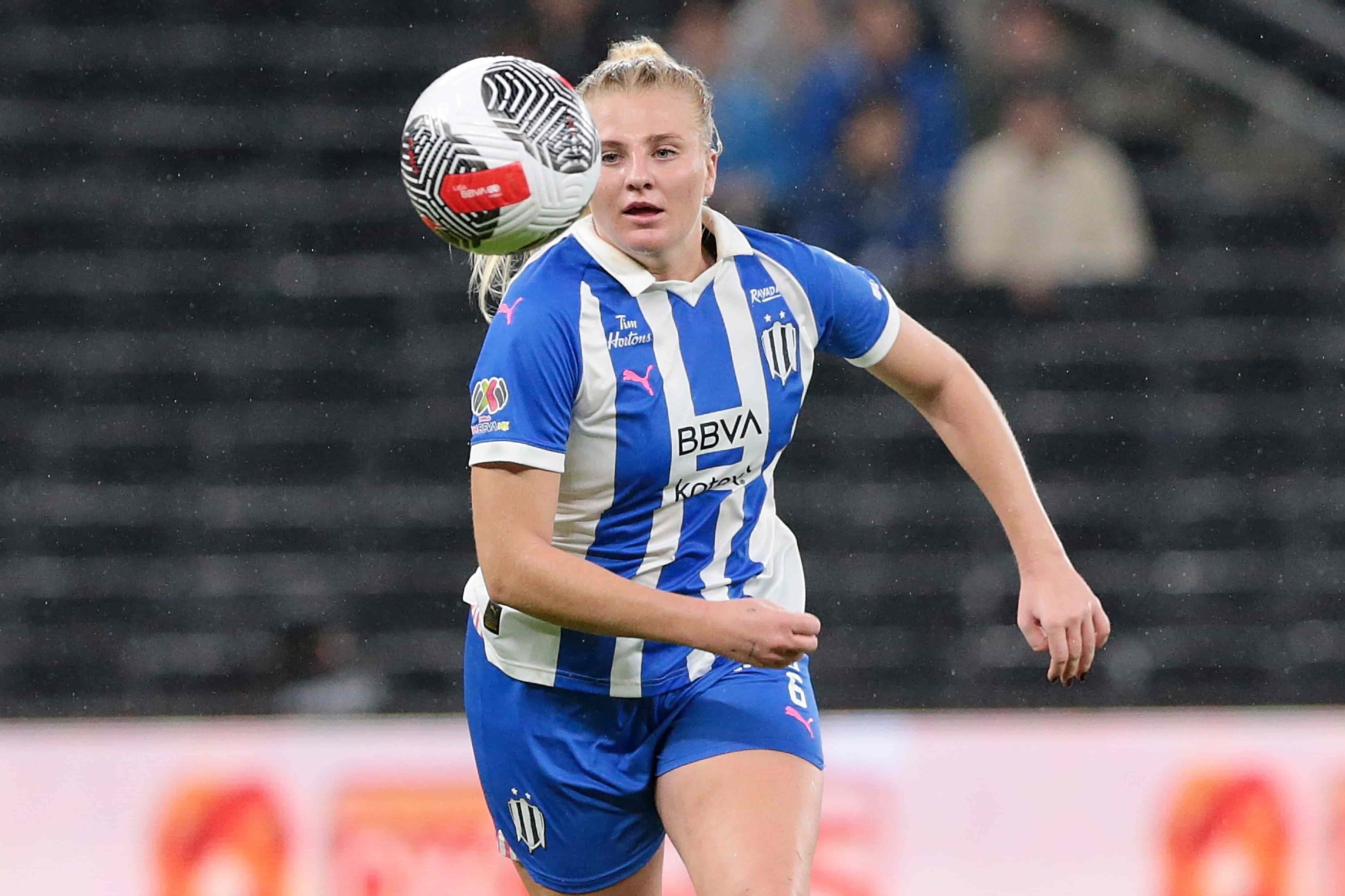 Carlee Giammona anota doblete.