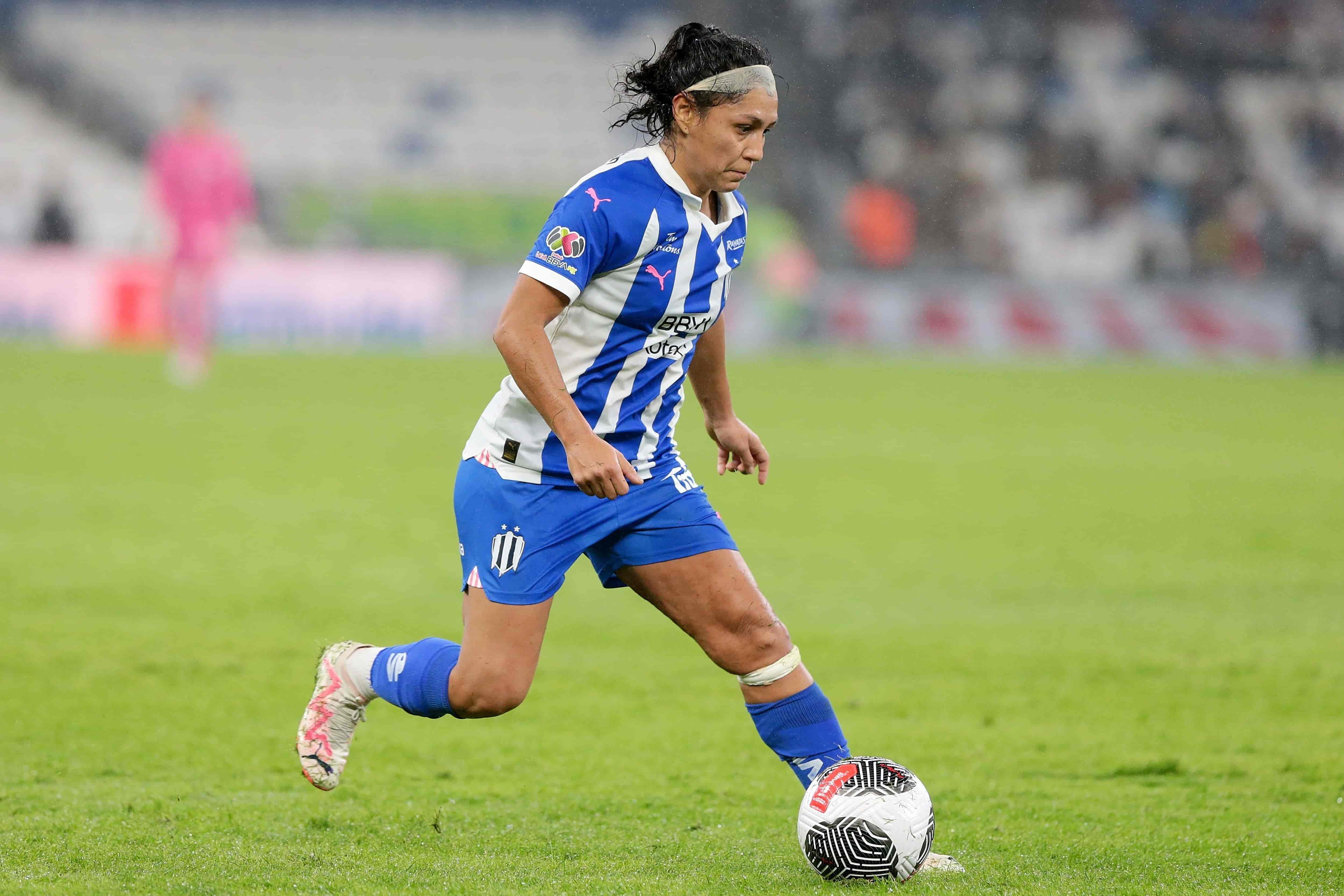 Diana Evangelista anota.