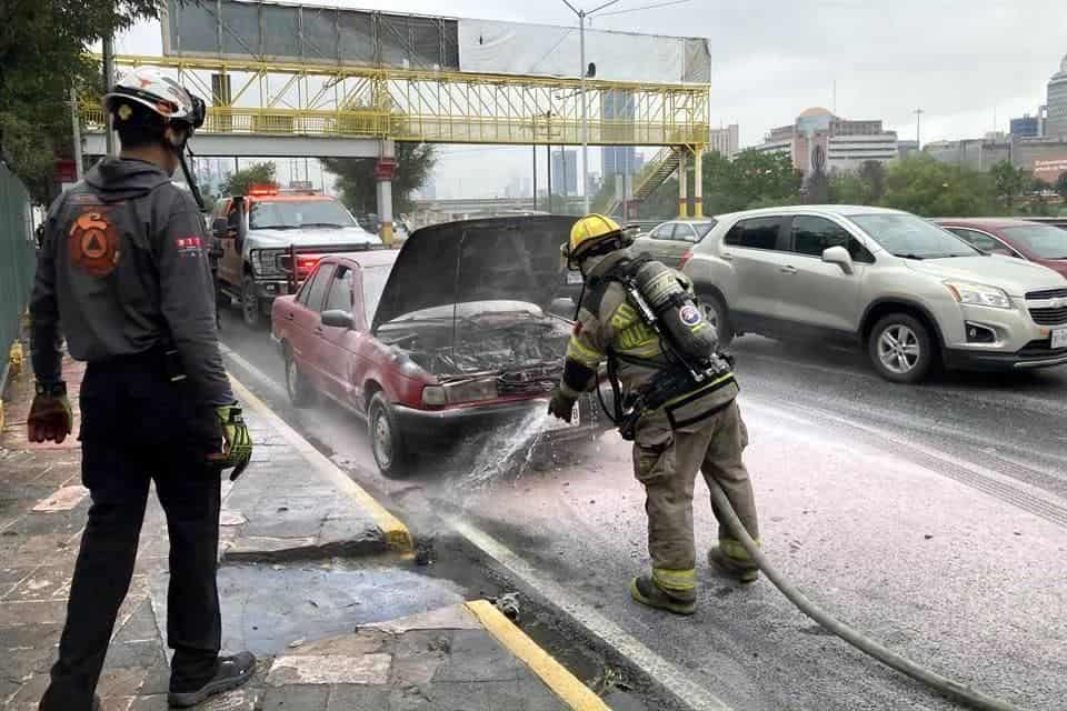 Un automóvil repentinamente comenzó a incendiarse en plena Avenida Morones Prieto, debido a un corto circuito en esta ciudad.