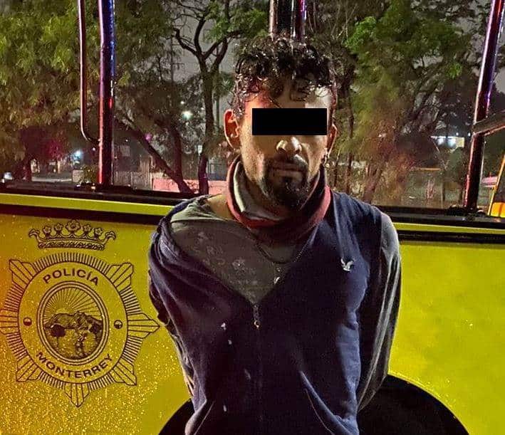 Con el apoyo del binomio canino de la Policía de Monterrey, se logró la detención de un hombre por la presunta posesión de 15 bolsitas de plástico que contenían hierba verde con las características a la mariguana.