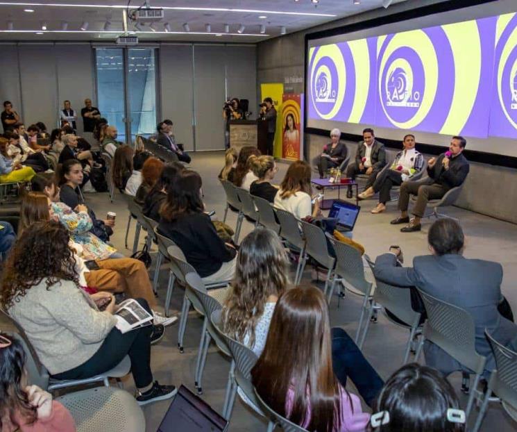 Reflexionan sobre la historia de la radio pública