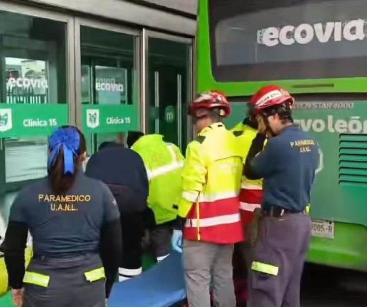 Mujer termina con lesiones tras ser arrollada por la Ecovía