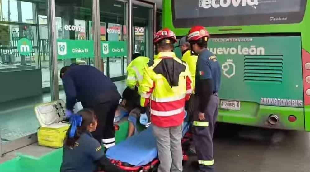 Una mujer terminó con lesiones de consideración, al ser arrollada, por una unidad de la linea Ecovia, en calles de la Colonia Moderna, en esta ciudad.