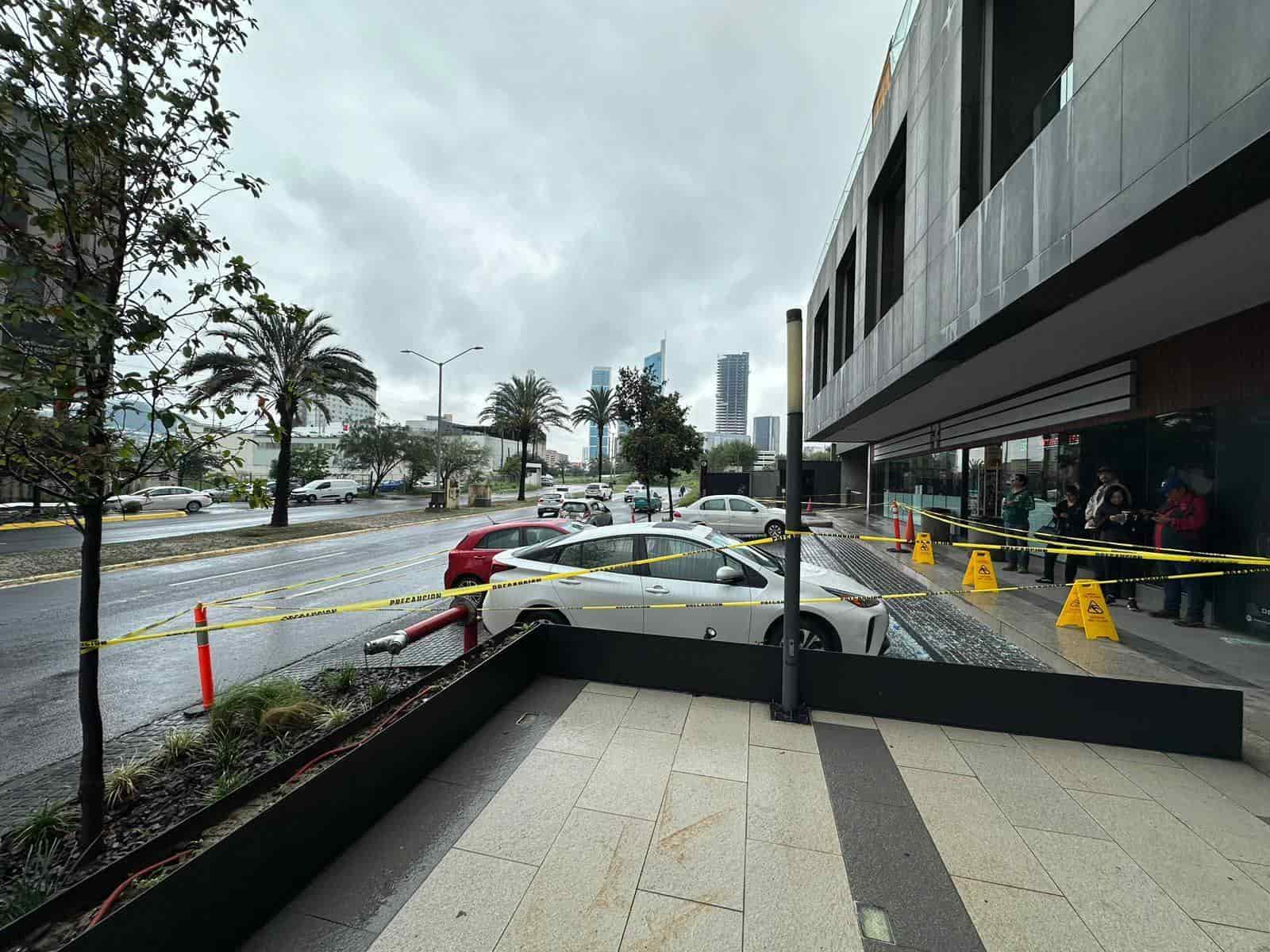 Dos vehículos estacionados frente al edificio de departamentos Magna Towers, resultaron dañados al desprenderse dos vidrios en el segundo piso del inmueble, ayer en el municipio de San Pedro, sin que se reportaran lesionados.