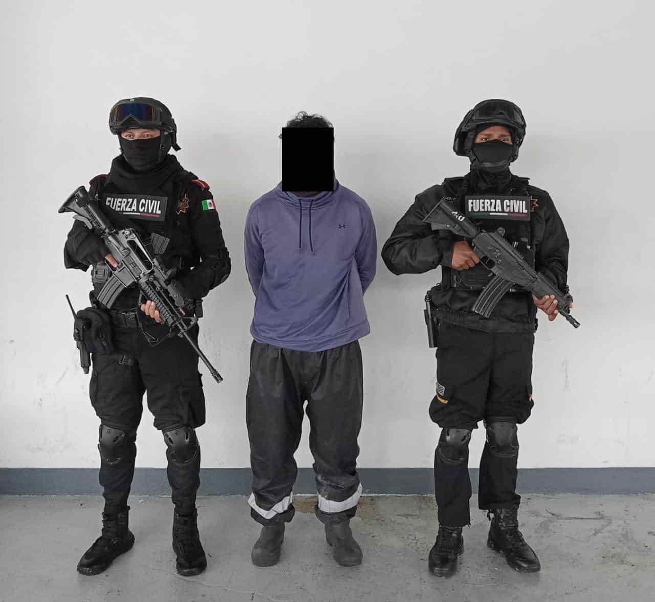 Un hombre que viajaba a bordo de un coche con vidrios polarizados fue detenido por policías de Fuerza Civil, que realizaban trabajos de disuasión delictiva.