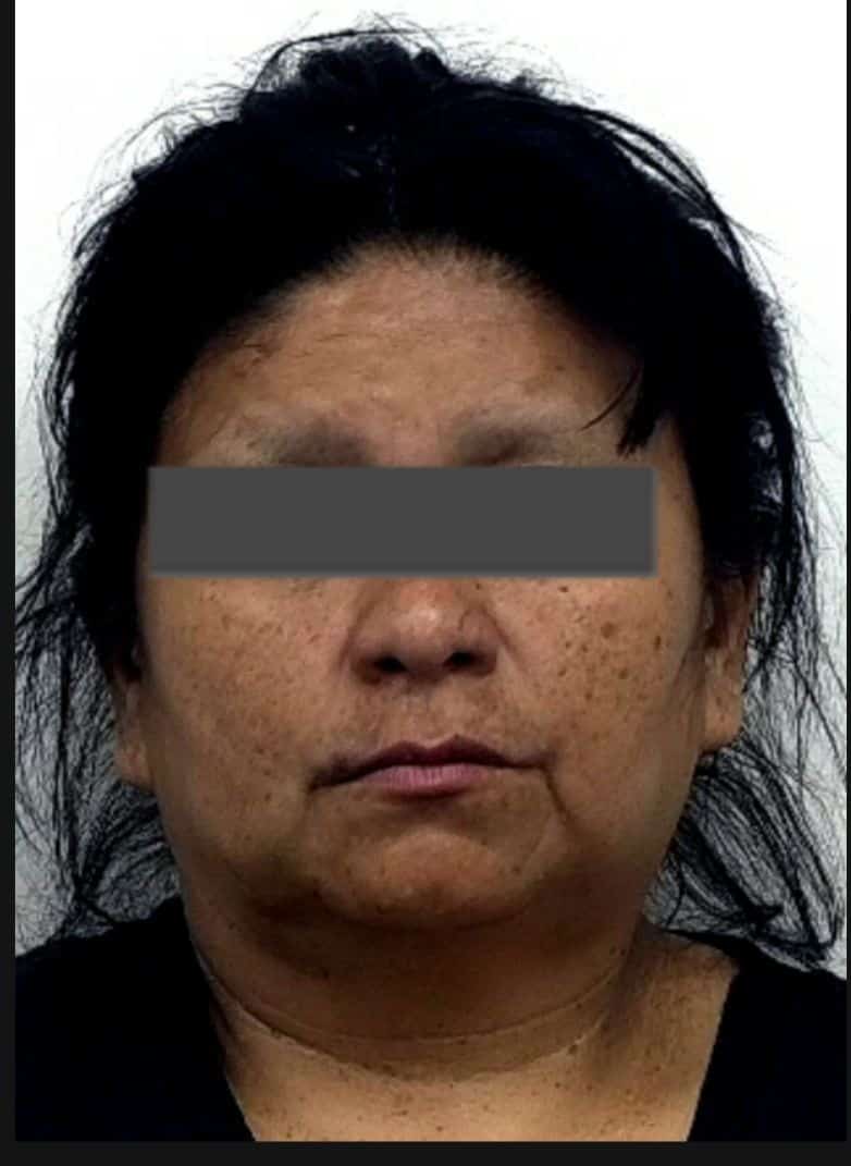 La presunta responsable de un homicidio registrado a finales de septiembre en el municipio de Juárez, fue notificada de una orden de aprehensión en el centro penitenciario donde ya se encontraba recluida.