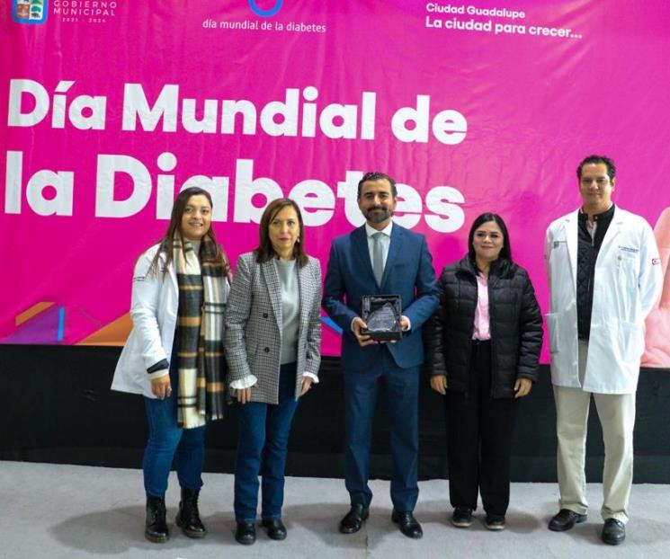 Capacitan a ‘Promotoras de la Familia’ en el uso del glucómetro