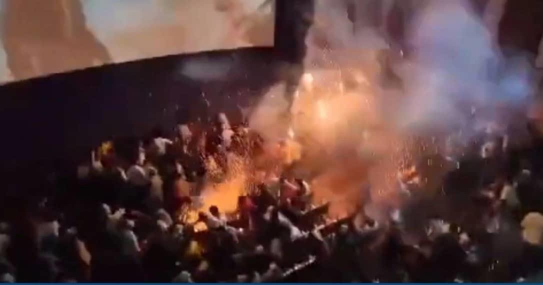 Lanzan fuegos artificiales en cine durante proyección en la India Lanzan fuegos artificiales en cine durante proyección en la India