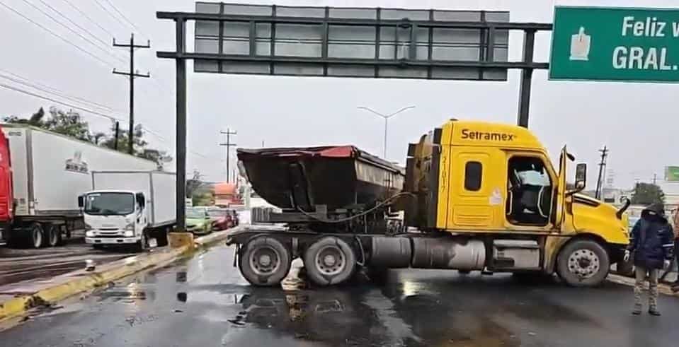 Un choque entre dos unidades de carga y un vehículo compacto llevó al cierre de la Carretera a Laredo en dirección al sur, ayer a la altura de la Colonia Nueva Castilla, en el municipio de General Escobedo.