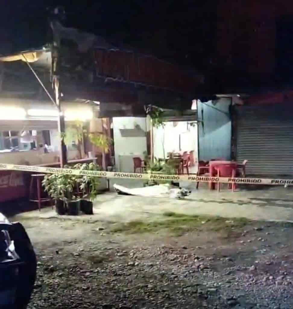 Cuando se hallaba en un puesto de tacos un hombre fue acribillado a balazos por al menos dos pistoleros que lograron escapar, en Montemorelos.