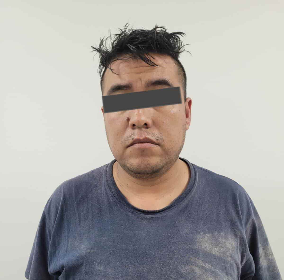 El policía de Guadalupe que presuntamente privó de la vida a balazos a la pareja de su ex esposa, el pasado sábado en Juárez, fue detenido por elementos de la Agencia Estatal de Investigaciones quienes le ejecutaron orden de aprehensión por homicidio calificado.