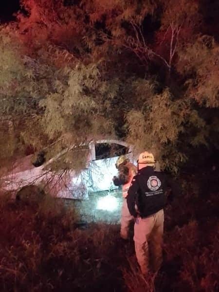 La conductora de un vehículo resultó lesionada luego de derrapar y salirse del camino, ayer en la Carretera General Terán China.