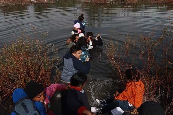 Busca Texas tener el poder de arrestar y expulsar  a migrantes