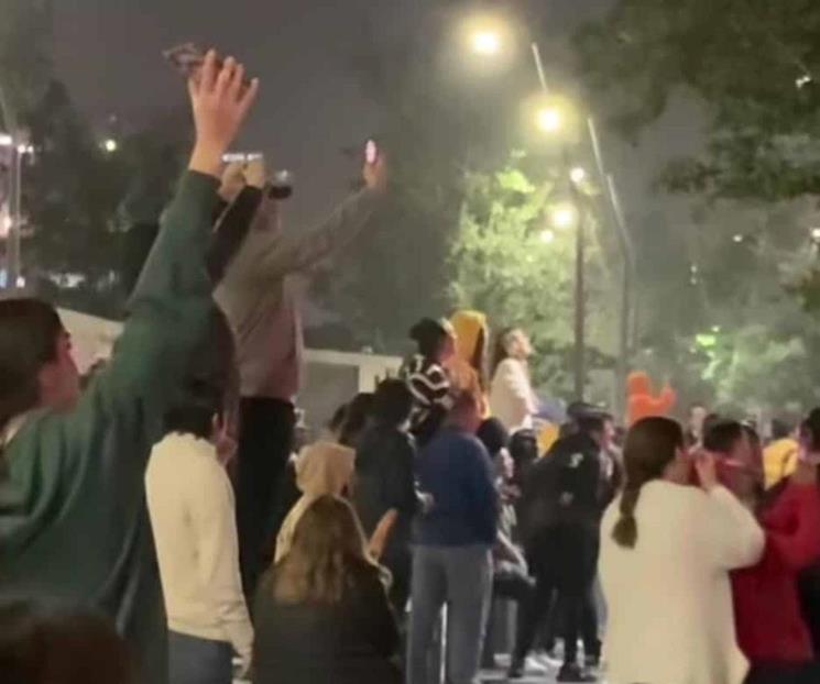 Disfrutan del concierto de Luis Miguel desde la calle 