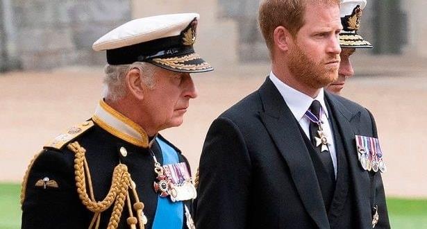 Aseguran que el príncipe Harry y el rey Charles III siguen hablando