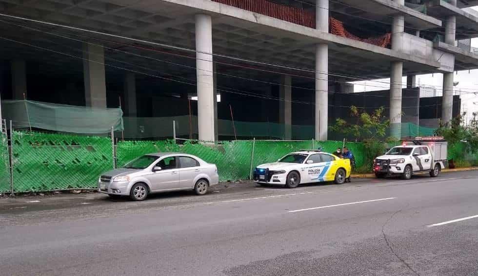 Detienen a hombre con auto robado