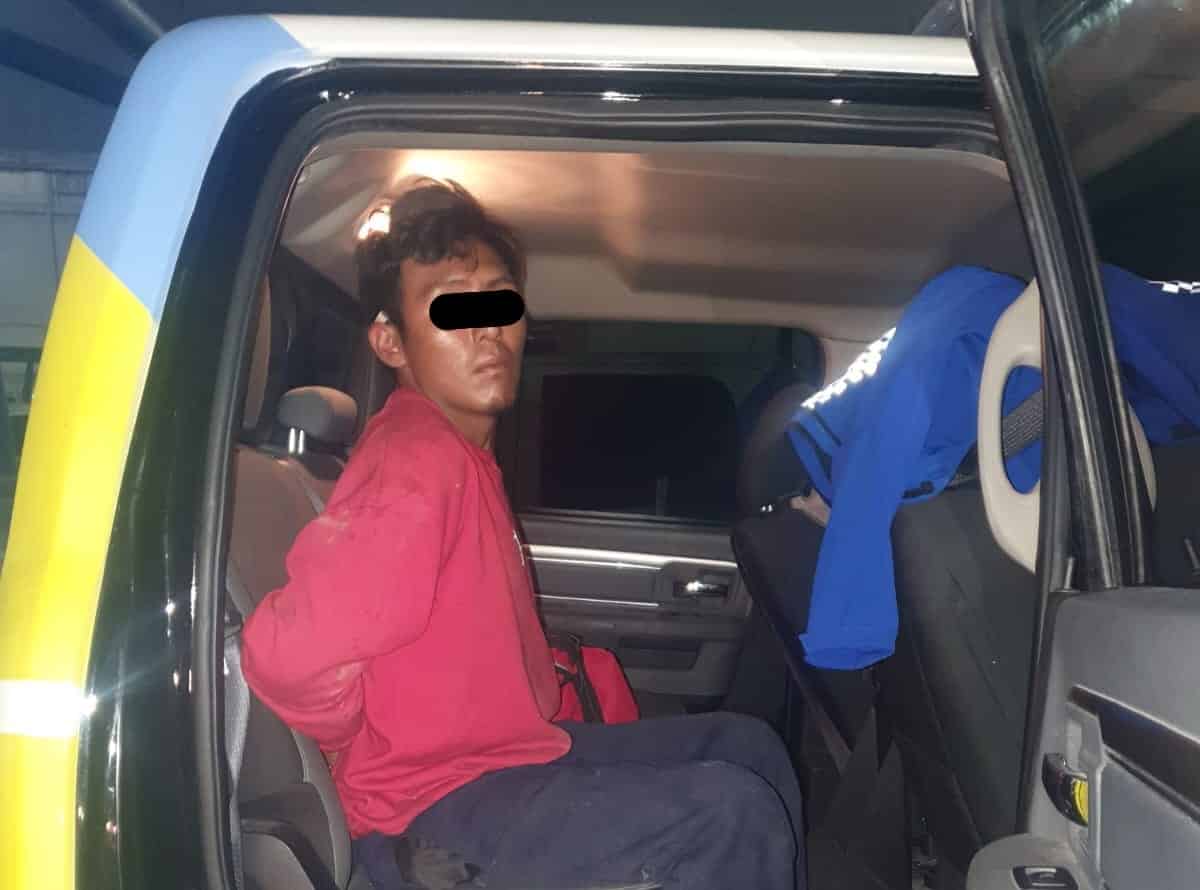 Una persona en situación de calle fue detenida por oficiales de la Policía de Monterrey, tras ser detectadoal prender fuego en contenedores de basura instalados, la noche del miércoles en la zona centro de la ciudad.