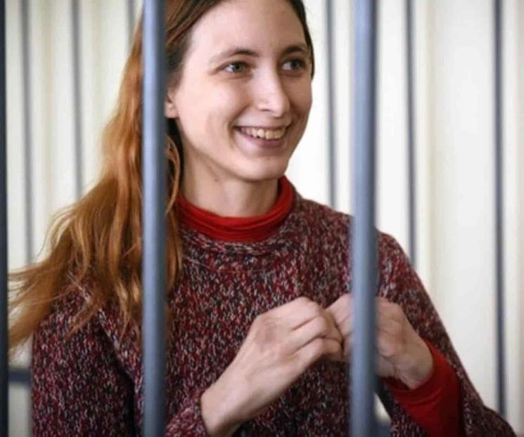 Condenan artista rusa a 7 años de cárcel por criticar al ejército Condenan artista rusa a 7 años de cárcel por criticar al ejército