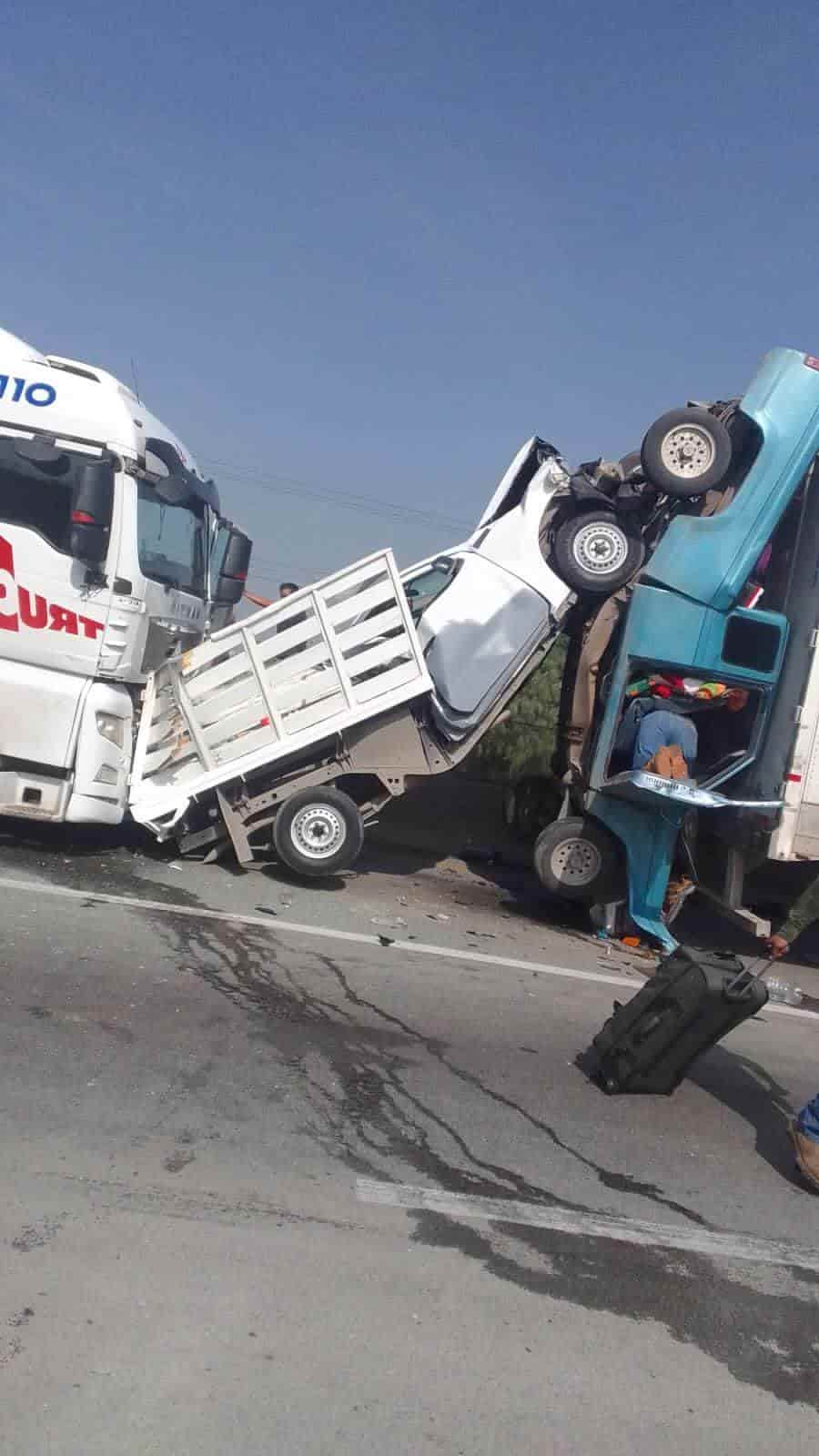 Un saldo de cinco lesionados, uno de ellos reportado como grave, dejó un choque carambola entre  cuatro vehículos de carga y un auto en el Libramiento Noroeste cerca de su cruce con Abraham Lincoln, ayer en el municipio de García.