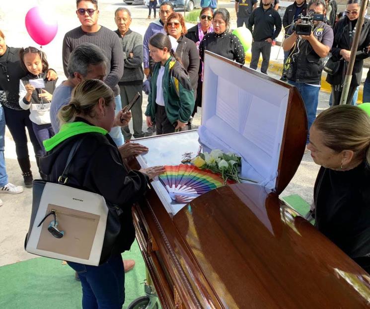 Despiden a magistrade con arcoíris en el cielo