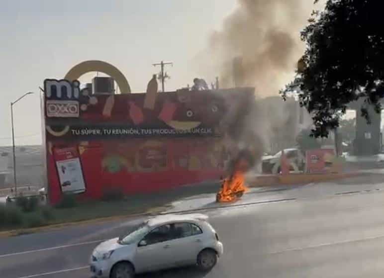 El incendio de una motocicleta movilizó a elementos de Bomberos de Nuevo León y efectivos de Protección Civil del Estado, ayer en la Avenida Paseo e los Leones a la altura de la Colonia Residencial Cumbres, al poniente de Monterrey.