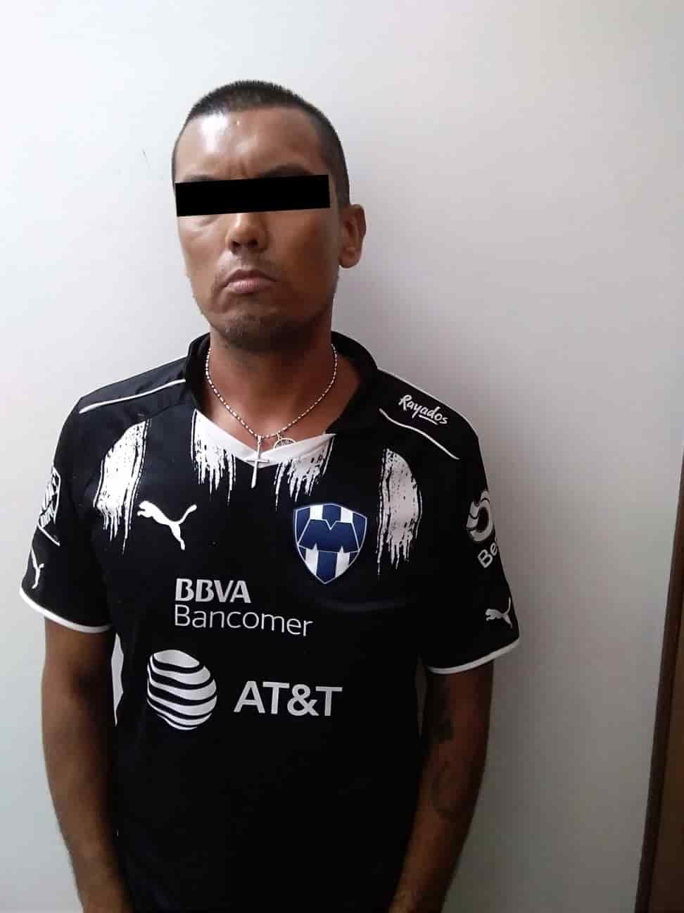 Luego de intentar asaltar a un comerciante, un hombre fue detenido por policías de Proxpol de Escobedo en el interior de una tienda de abarrotes donde se hizo pasar como cliente para despistar a los efectivos.