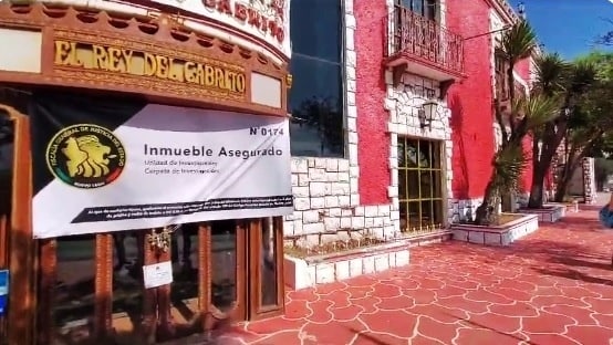 En pleno fin de semana y con los negocios llenos, la Fiscalía General de Justicia de Nuevo León, cerró y aseguró dos sucursales del emblemático restaurante “El Rey del Cabrito”, en Monterrey.
