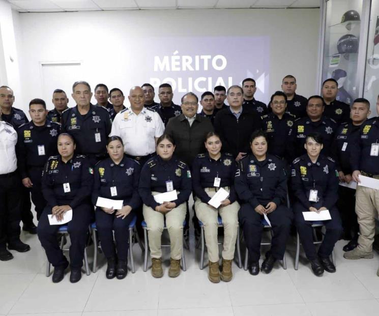 Reconoce Escobedo a policías destacados en labores ciudadanas
