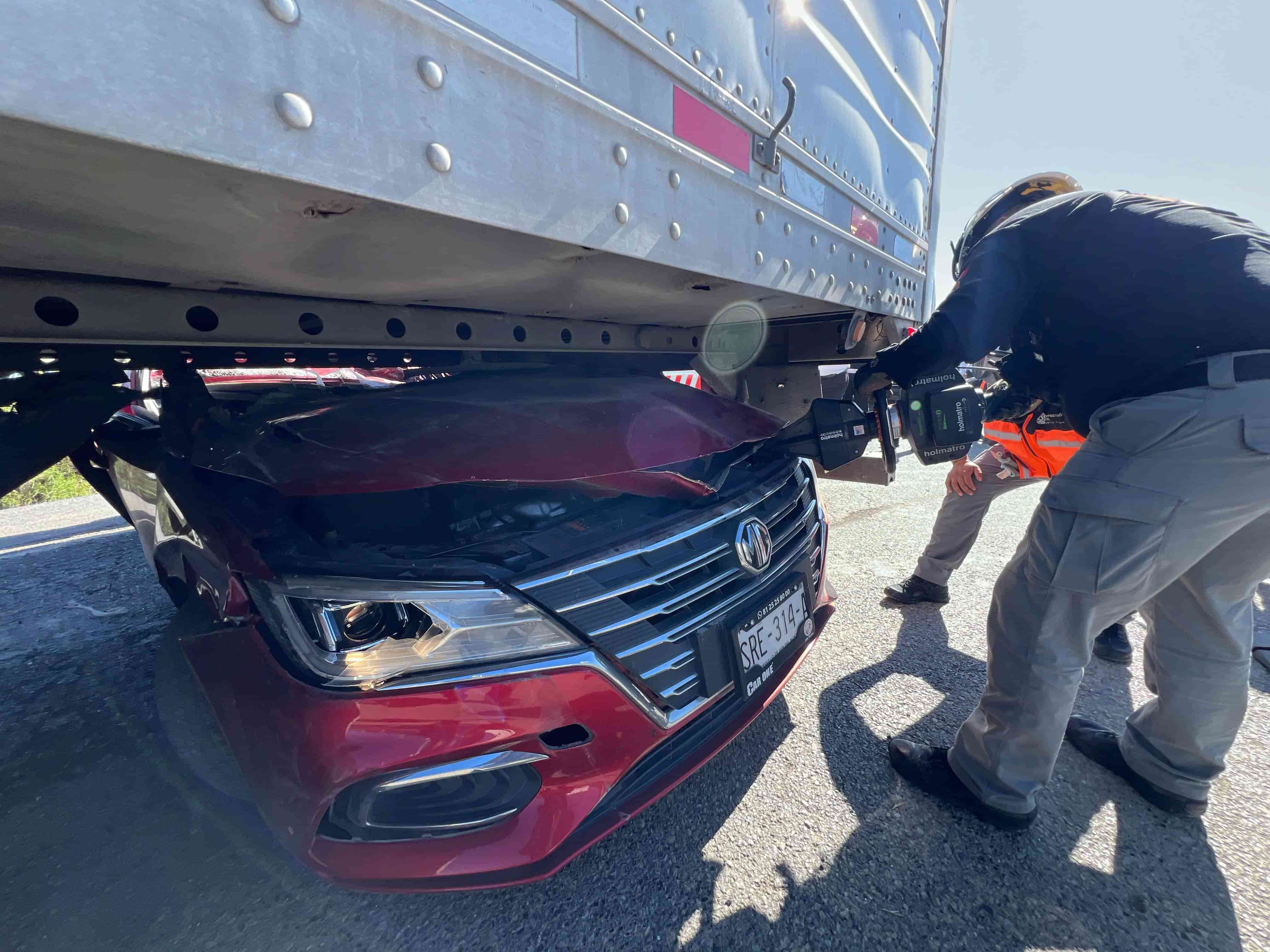 El conductor de un vehículo falleció luego de estrellarse y quedar bajo la parte posterior de la caja de un tráiler, ayer en la Carretera Nacional, municipio de Montemorelos.
