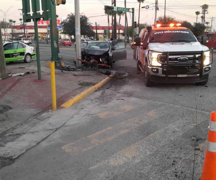 Choque de crucero entre un vehículo y una camioneta deja daños
