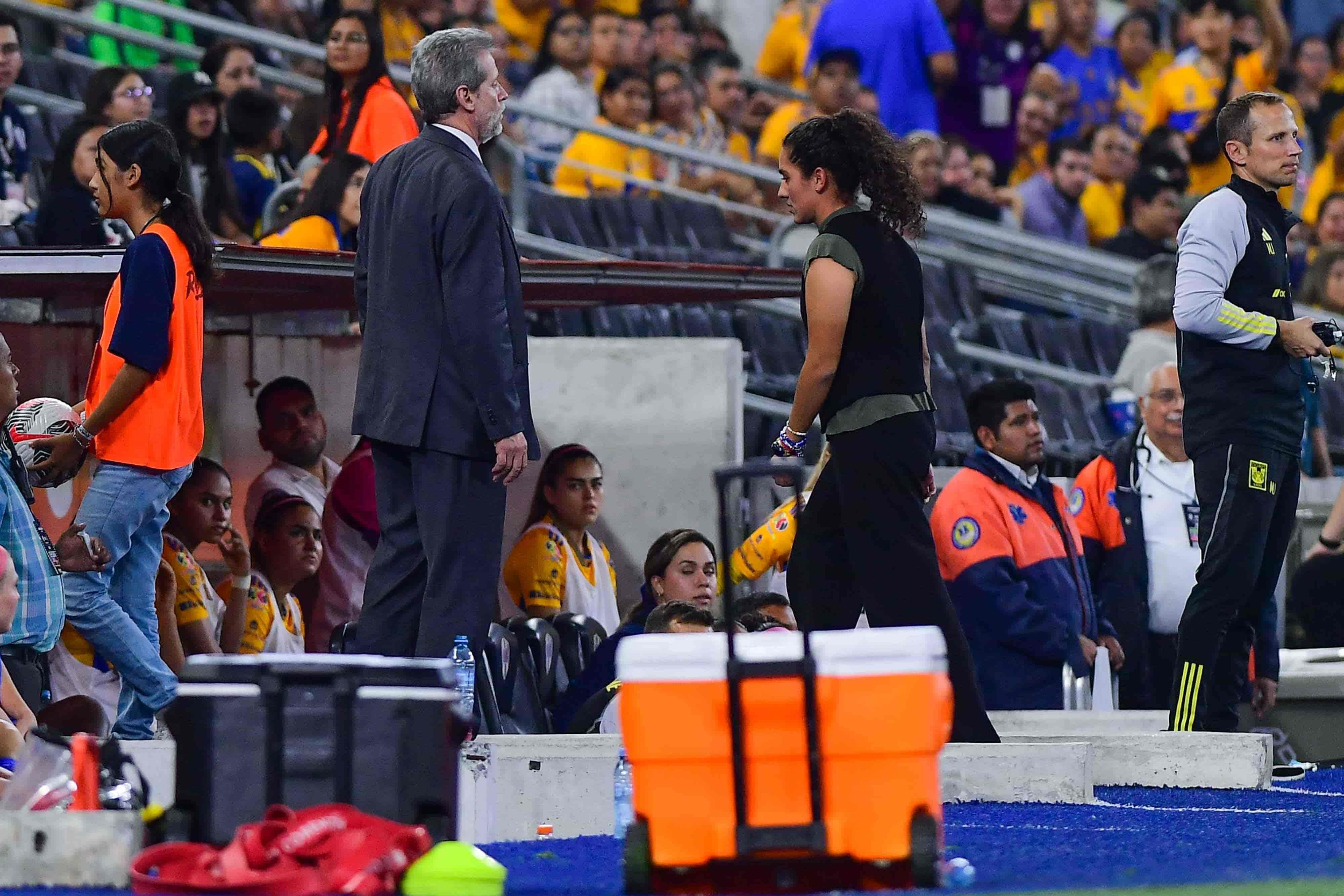 Eva Espejo es expulsada.