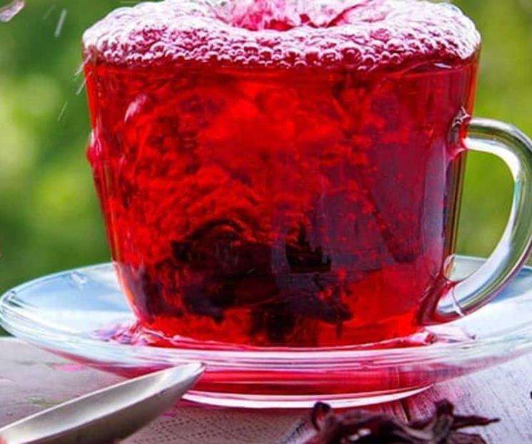 Beneficios de tomar agua de Jamaica sin azúcar