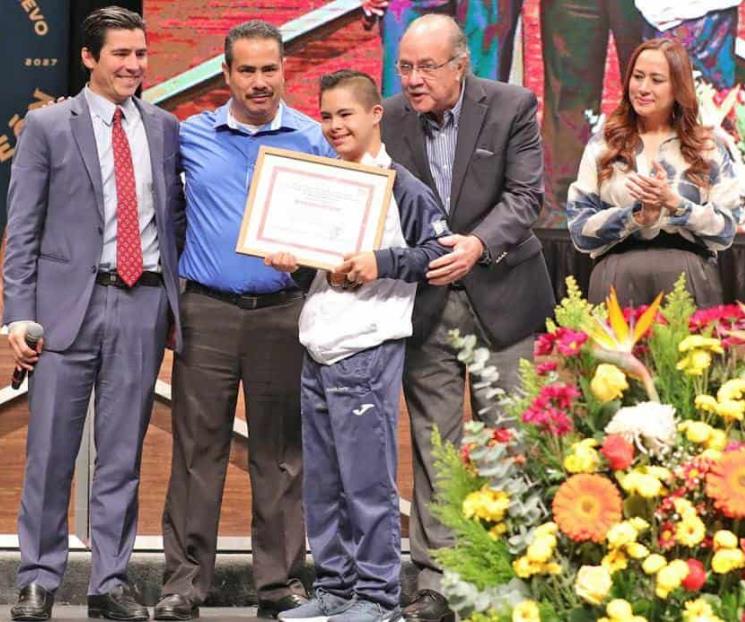 Celebran servidores públicos su día con un incremento salarial